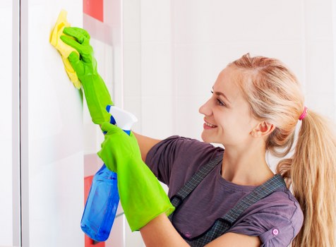 Professional oven cleaning service for a Barnet home kitchen